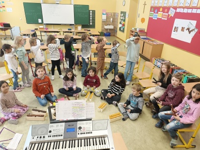 Gemeinsames Musizieren in der 2a-Klasse